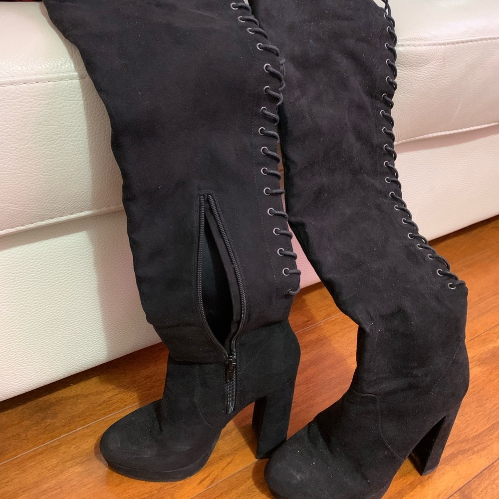 Forever 21 Knee High Black Suede Boots with Lace Up detail and Chunky Heel Sz 7